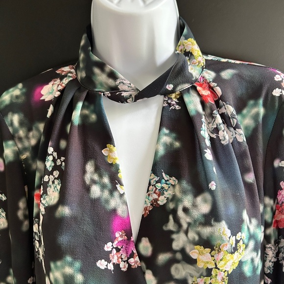 ✨3 for $18✨ H&M Black and Pink Floral Faux Wrap Blouse - Picture 5 of 7